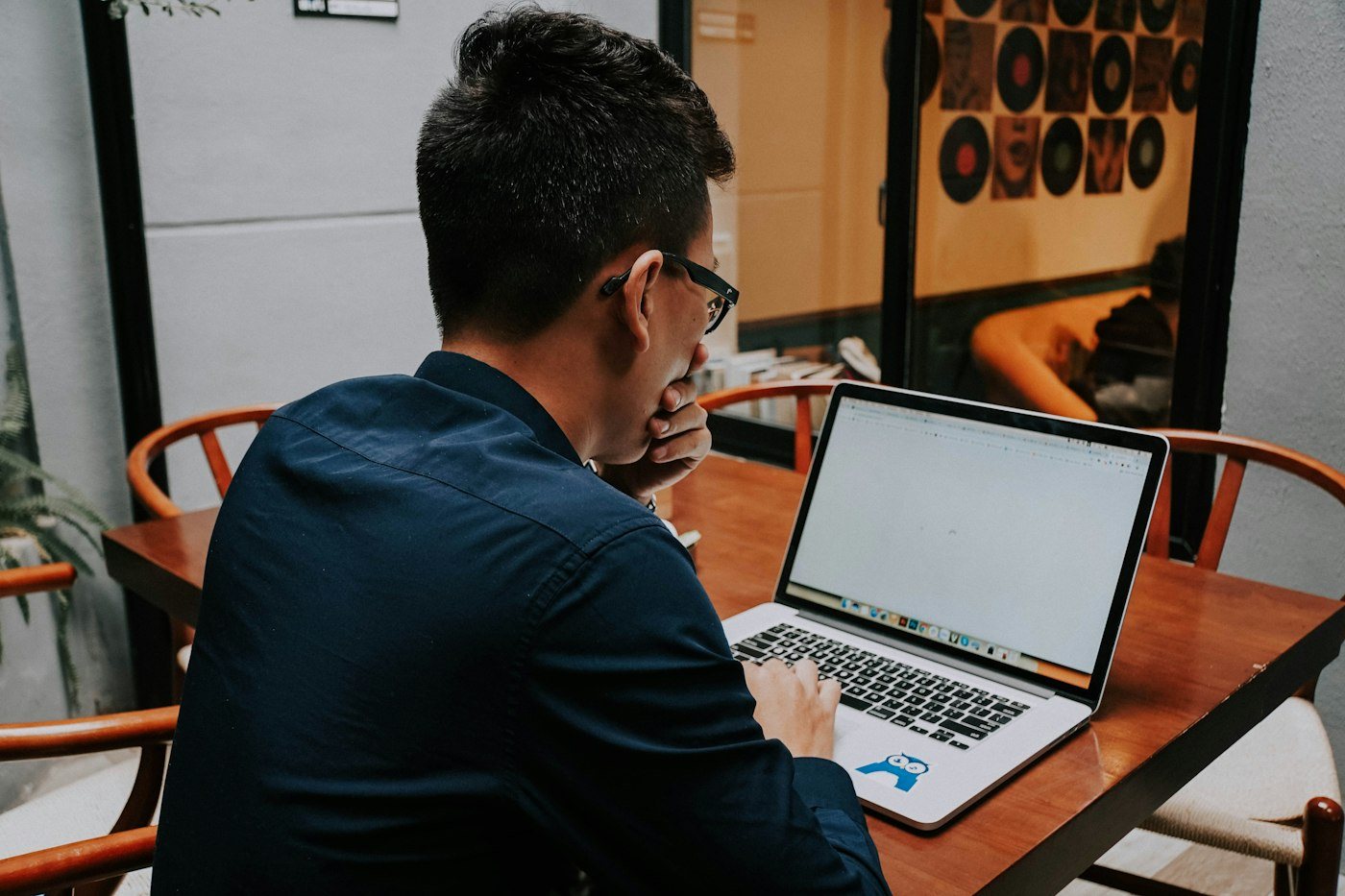Adviseur aan het werk op zijn laptop